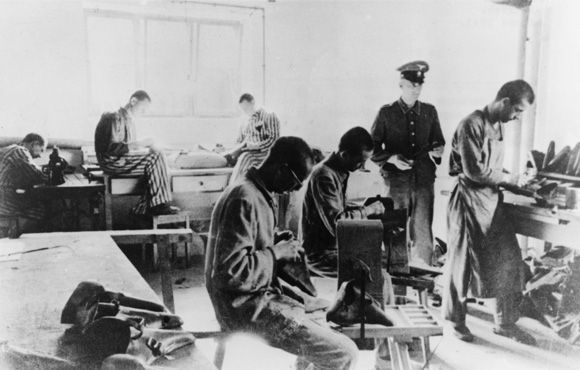 Häftlinge des KZ Dachau als Zwangsarbeiter (1943)